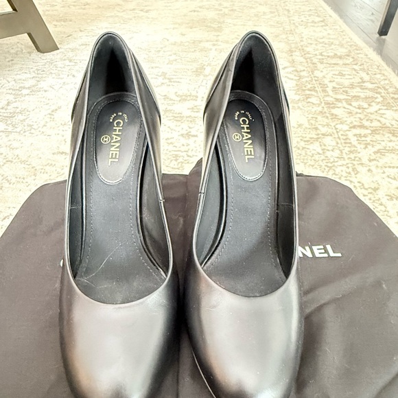 CHANEL Black and Gold Heels - Picture 12 of 13